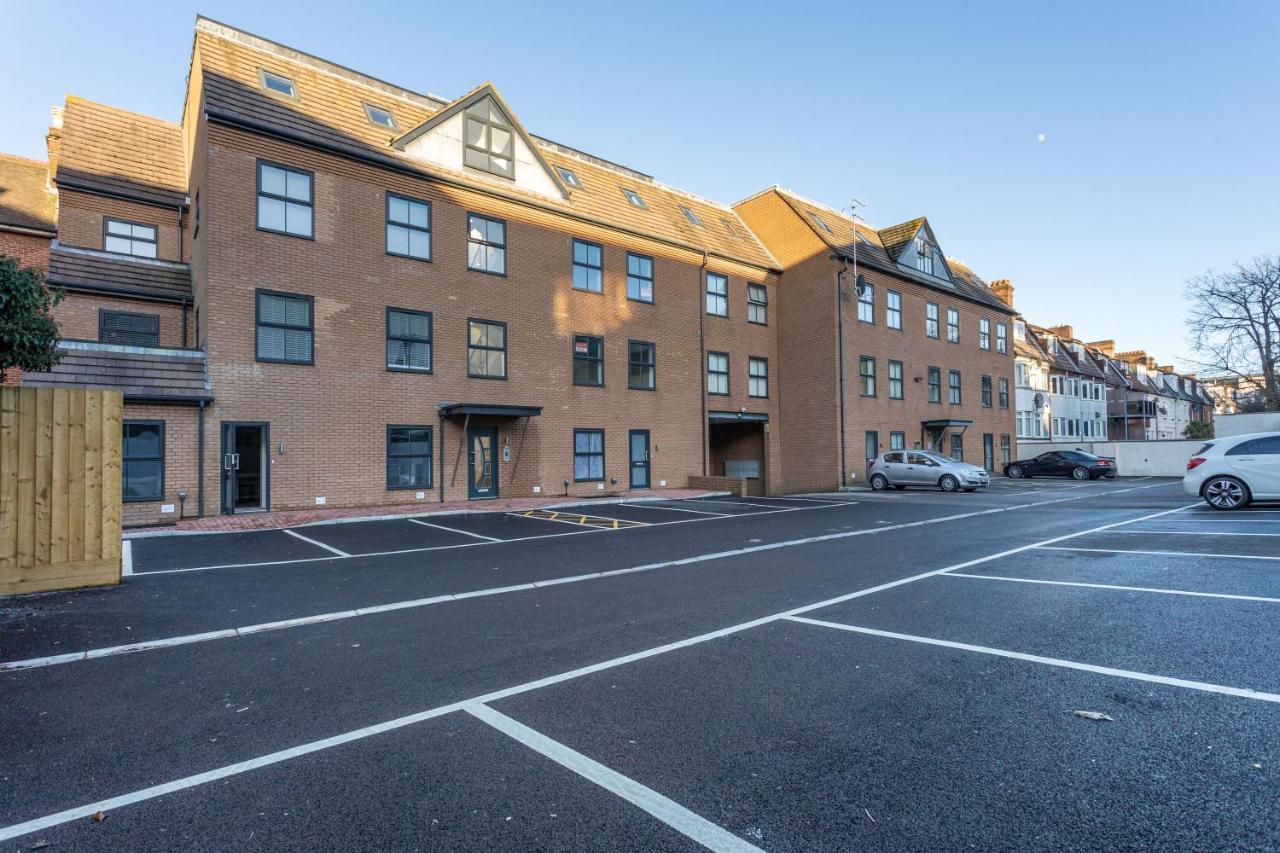 Contemporary Two Bedroom Duplex - Secluded With Parking In A Prime Location Apartamento