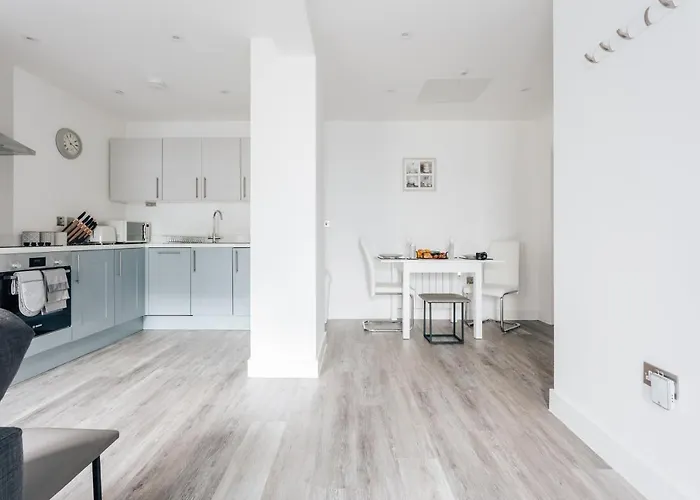 Contemporary Two Bedroom Duplex - Secluded Residence With Parking In A Prime Central Location