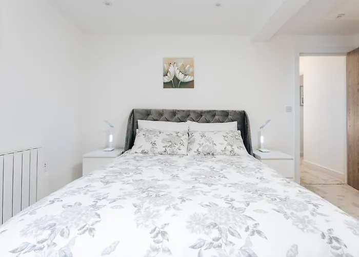 Contemporary Two Bedroom Duplex - Secluded Residence With Parking In A Prime Central Location